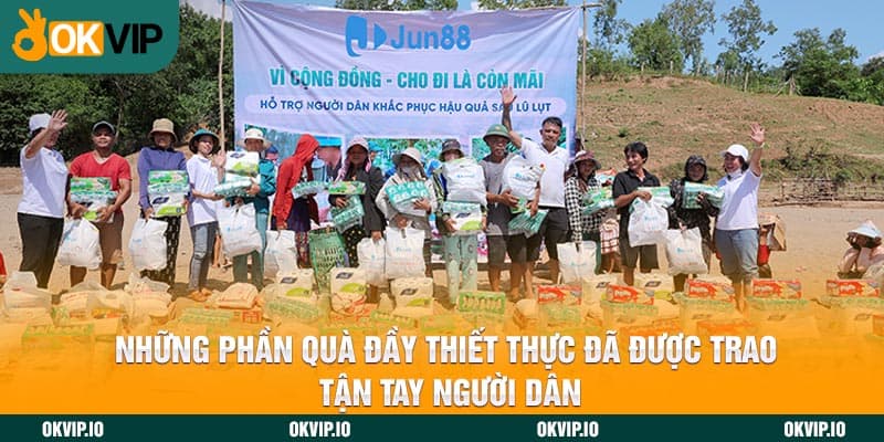 Những phần quà đầy thiết thực đã được trao tận tay người dân